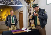 Hubert (Christian Tramitz, links) und Staller (Helmfried von Lüttichau) finden heraus, dass der tote Pfarrer vergifteten Messwein getrunken haben muss.