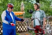 "Was haben sie aus meinem schönen Fahrrad gemacht, Herr Fuchs?" Fritz (Guido Hammesfahr) und sein Nachbar (Helmut Krauss).