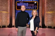 Als Kandidat:innen zu Gast bei "Wer weiß denn sowas?": Der Schauspieler und Sänger Olli Dittrich (l.) und die Sängerin und Dozentin Jane Comerford (r.).