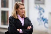 Stella (Bettine Langehein) realisiert perplex, dass Baris offenbar Interesse an Patrizia hat.