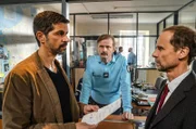 Dupin (Pasquale Aleardi) wundert sich: Wie konnten Kadeg (Jan Georg Schütte, re.) und Marc (Till Demuth, Mitte) die Verdächtige aus der U-Haft entlassen?