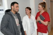 Nihat (Timur Ülker) und Jessica (Nina Ensmann, r.) freuen sich über Lillys (Iris Mareike Steen) Beförderung.
