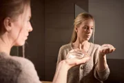 Laurens (35) Brust hatte sich nach zwei Stillzeiten stark verändert. "Ich hatte nur noch zwei Hautlappen." Ihr Selbstwertgefühl liegt am Boden. "Ich dachte, ich muss perfekt sein: Gute Mutter, schöner Körper." Diesen Wunsch bezahlt sie auf bitterste Weise. Ihre Brustimplantate machen sie krank, doch sie weiß jahrelang nicht von den Zusammenhängen. Erst ihr Rheumatologe gibt ihr einen Hinweis. Die Diagnose: Breast Implant Illness – krank durch Brustimplantate. Ein Schicksal, das sie mit tausenden Frauen teilt. Lauren versucht, durch die Explantation der Silikonimplantate endlich wieder gesund zu werden.