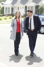 In einer idyllischen Vorstadtsiedlung wurde die verkohlte Leiche eines Mannes gefunden. Bones (Emily Deschanel) und Booth (David Boreanaz) nehmen die Ermittlungen auf, stoßen jedoch auf unerwartete Probleme...