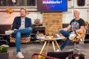 Moderator Bastian Bielendorfer mit Gast Guido Cantz (r).