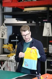 Startup-Gründer Christopher Brummayer zeigt das Produkt: Eine Rettungsweste für kleine Kinder