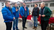 Die Trödelprofis Otto Schulte (li.), Mauro Corradino (2.v.li.) und Sükrü Pehlivan wollen dem 81-jährigen Gerhard (re.) helfen - auch Enkelin Susanne freut sich mit ihrem Großvater.