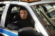 Als Jamie Reagan (Will Estes) und sein Kollege routinemäßig Streife fahren, entdeckt er einen Mann, der sich verdächtig verhält ...