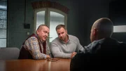Die Kommissare Jan Reuter (Udo Kroschwald, l.) und Lars Pöhlmann (Dominic Boeer, M.) nehmen den Verdächtigen Sönke Wormuth (Dennis Kamitz, r.) ins Kreuzverhör.