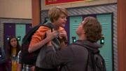 Vorne, l-r: Henry Hart (Jace Norman), Mitch Bilsky (Andrew Lewis Caldwell)