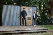 Simon Parfett und Tara vor dem Schuppen