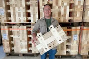 Max Wörner mit einem seiner Holzbaustein-Module.