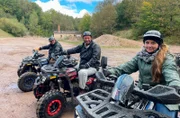 Tobi Kämmerer (Mitte) auf dem Männerspielplatz in Großalmerode bei einer Outdoor-Quad Tour mit den Tour-Leitern Carolyn Jeziorek und Frank Anacker.