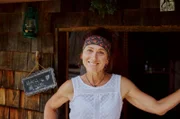 Martina ist Sennerin auf einer Alm im Mangfallgebirge. Zusammen mit ihrem Partner Andi kümmert sie sich um 140 Rinder, 30 Ziegen, 2 Ponys und eine Schar Hühner. Martina stammt aus einem kleinen Milchviehbetrieb im oberbayerischen Chiemgau. Gelernt hat sie Krankenschwester. Als sie zum ersten Mal auf die Alm zog, wusste sie nicht, wie sehr diese Entscheidung ihr Leben auf den Kopf stellen würde. Denn die Alm ist für Martina weit mehr als ein Beruf.
