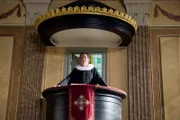 Pastor Stefan Book (Jan Fedder) predigt von der Liebe.