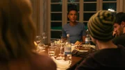 Lalo (Lamin Leroy Gibba) fühlt sich beim Abendessen mit der Familie von Tobias nicht wohl.