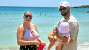 Virginia (38), Andrew (44) and Ayvabelle-Hope (1) Familie Weiß gönnt sich ein Wochenende am Strand von Zypern.