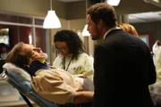 Jimmy Evans (James Remar, l.) wird in der Nacht der Gala ins Krankenhaus eingeliefert, wo sich Stephanie (Jerrika Hinton, M.) sofort um den Drogen- und Alkoholabhängigen kümmert. Alex (Justin Chambers, r.) befürchtet, dass Evans sein leiblicher Vater sein könnte ...