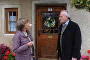Bärbel (Kathi Leitner, l.); Alfons (Sepp Schauer, r.)