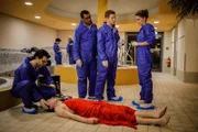 Die SOKOs am Tatort: Dr. Weissenböck (Florian Odendahl, l.), Franz Ainfachnur (Christofer v. Beau, 2.v.l.), Dominik Morgenstern (Joscha Kiefer, 2.v.r.) und Toni Bischoff (Amanda da Gloria, r.)
