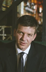 Constable Jones (Jason Hughes) versteht nicht immer sofort, was sein Chef plant.