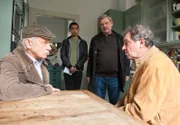 Edwin (Tilo Prückner, l.), Hui Ko (Aaron Le, 2.v.l.) und Günter (Wolfgang Winkler, 2.v.r.) erfahren von Rolf Renner (Michael Abendroth, r.) Details aus Erna Renners Vergangenheit.