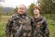 Gehen gemeinsam auf die traditionelle O'Malley-Truthahn-Jagd: George (T.R. Knight, r.), sein Vater (George Dzundza, l.) ...