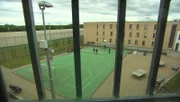 Jugendliche Fußball spielen.