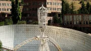 Ein Weltraumteleskop in den armenischen Bergen: Urknall vs. weggesprengter Hang.