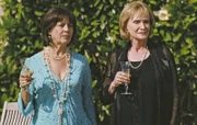 Geschieden, verwitwet und in Erwartung des Testaments sind Lady Lucinda (Sheila Ruskin, l.) und Lady Annabelle (Sian Phillips, r.).