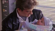 Kevin Greeley (Charlie Schlatter, l.)
