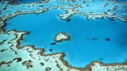 Das Great Barrier Reef liegt vor der Küste Queenslands im Nordosten Australiens. Inzwischen ist ein großer Bestandteil des Riffs von Korallenbleiche betroffen.