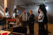 Ermittlungen im Kreis des Konstanzer Fasnachtsvereins "Die Teufelskerle": Gregor Dachser (Miguel Abrantes Ostrowski, l.), der Onkel von Julia Demmler, führt Nele Fehrenbach (Floriane Daniel, M.) und Pirmin Spitznagel (Simon Werdelis, r.) durch das Kostümlager.
