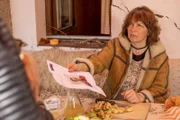 Maria Oberhuber (Barbara Romaner, r.), die Witwe des Opfers vom damaligen Überfall, wird von Lisa Kuen (Patricia Aulitzky, l.) zum aktuellen Mordfall befragt.