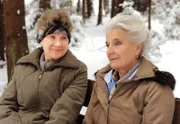 ARD STURM DER LIEBE FOLGE 1268, Käthe (Luise Deschauer, r.) deutet vor ihrer Schwester Hildegard (Antje Hagen, l.) an, dass sie die Liebe ihres Lebens verpasst hat.