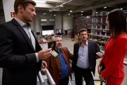 Die Kommissare Hansen (Igor Jeftic, l.) und Stadler (Dieter Fischer, 2.v.l.) informieren Bernd Hofmeister (Markus Baumeister, 2.v.r.), und dessen Schwester Sybille (Kristina Dörfer, r.) über den Tod von Jan Prebitz.