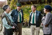 Selbst Kerschbaumers Witwe (Renate Serwotke, links) hätte ein Motiv. Denn Hubert (Christian Tramitz, 2. von rechts) und Staller (Helmfried von Lüttichau, 2. von links) finden heraus, dass sie große Angst hatte, ihr Mann könnte sie in den Ruin treiben (mit Eli Wasserscheid, rechts).