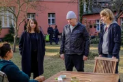 Die KommissarInnen Luna Kunath (Caroline Erikson, 2. v. l.), Chef Bernhard Henschel (Michael Lott, M.) und Tamara Meurer (Anja Pahl, r.) befragen die Zeugin Marie Lehmann (Taneshia Abt, l.). Sie hat die Leiche bei ihrem morgendlichen Spaziergang gefunden.