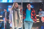 Karin (Jessica Ginkel, l.) und Barbara (Nadine Wrietz) werden von Türsteher Mike aufgehalten und müssen an die Stange...