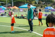 Sophie Cooper (Marlow Barkley, l.); Will Cooper (Taran Killam, r.)