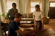 L-R: Alan Ritchson als Jack Reacher, Malcolm Goodwin als Oscar Finlay und Willa Fitzgerald als Roscoe Conklin.