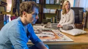 Stefan (Hendrik Duryn) glaubt in Bezug auf seine Schülerin Natascha versagt zu haben und sucht Trost bei Karin (Jessica Ginkel).