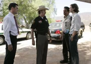 Goehrings Helfer Frost, ein Homosexueller, der in Goehring verliebt ist, nimmt dessen Identität an und entführt ebenfalls eine Frau, mit der er sich auf einen Berg zurückzieht. Reid (Matthew Gray Gubler, r.), Sheriff Williams (Jim Beaver, 2.v.r.), Hotch (Thomas Gibson, r.) und Rossi (Joe Mantegna, 2.v.r.) machen sich auf die Suche nach ihm ...