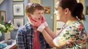Magda (Verena Altenberger) freut sich über Lucas (Luis Kain) Erfolg bei seiner Angebeteten.