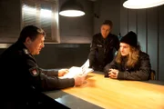 In der Befragung durch Franzi (Rhea Harder, M.) und Hans (Bruno F. Apitz, l.) beteuert Malte (Benjamin Seidel, r.), dass er mit dem Diebstahl der Pferdesättel nichts zu tun hat.