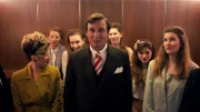 ARD Degeto HERRHAUSEN - HERR DES GELD, Teil 1, am Dienstag um 20:15 Uhr und um 00:25 Uhr im ERSTEN, online first ab Montag in der ARD MEDIATHEK Bankmanager Alfred Herrhausen (Oliver Masucci) ist ein Mann mit Charisma.  - Motiv aus Episode 1 -