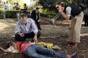 Arizona: Auf dem Campus einer kleinen Universität werden immer wieder brünette Studentinnen tot aufgefunden. Gideon (Mandy Patinkin, l.) und Spencer Reid (Matthew Gray Gubler, r.) hoffen, am Tatort wichtige Hinweise zu finden ...