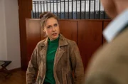 Sophie Strasser (Katharina Leonore Goebel) kehrt nach Sichtung des verdächtigen Materials in das Büro eines alten Bekannten zurück. Die Frage ist: Hat er was zu verbergen?