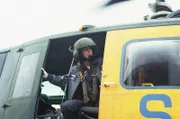 3. Dr. Sabine Petersen (Sabine Marlow) ist bereit, sobald der Hubschrauber landet, auszusteigen.