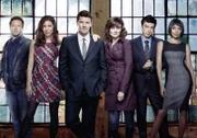 BU: 8. Staffel. (v.li.): Dr. Jack Hodgins (T. J. Thyne), Angela Montenegro (Michaela Colin), Special Agent Seeley Booth (David Boreanaz), Dr. Temperance "Bones" Brennan (Emily Deschanel), Dr. Lance Sweets (John Francis Daley) und Dr. Camille Saroyan (Tamara Taylor)BB: achte Staffel, neutral, Gruppenfoto Bones Thyne Conlin Boreanaz Deschanel Delay Taylor